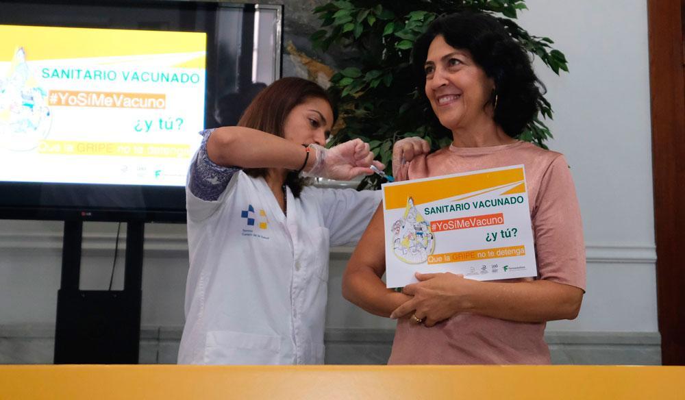 Marta Leon secretaria general del Colegio se vacuna contra la gripe